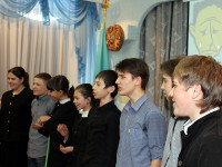 Ученики 9 класса исполняют песенку студента