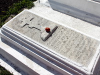 Могилы основателей храма