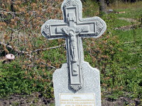 Крест в память об усопших, чьи останки потревожило строительство