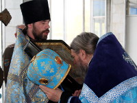 Отец Сергий прикладывается к святой иконе