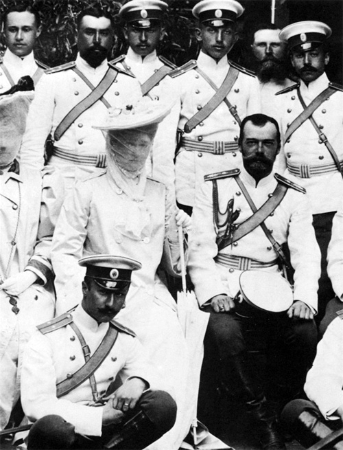 Император с императрицей в окружении офицеров Конногвардейского полка. Около 1904 г. Фото с сайта www.russianlook.com