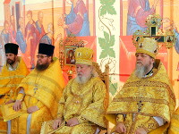 Владыка со священством слушают чтение из святого Апостола