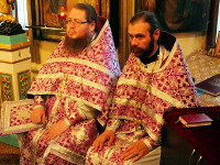 Священники слушают чтение богослужебного Апостола