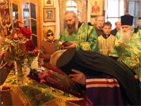 Владыка поклоняется иконе праздника