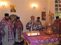 Духовенство молится в алтаре