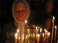 Молитва пожилой прихожанки