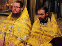 Священники слушают чтение святого Апостола