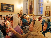 Верующие освящают свои свечи