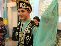 Жених и невеста в народных костюмах