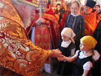Дети христосуются с владыкой