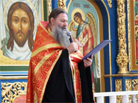 Отец Игнатий оглашает приветственное слово владыки митрополита