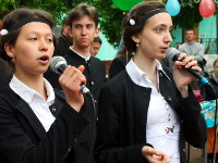 Поздравления от 10 класса. Поют Рада Митенко и Маша Тюканько