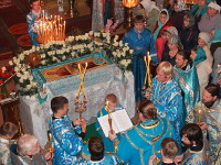 Вечером 29 августа в храме Всех Святых состоялся вынос Плащаницы Пресвятой Богородицы и чин погребения Божией Матери