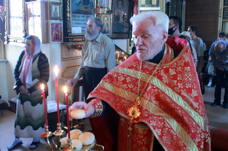 22 мая — празднование в память перенесения мощей святителя Николая из Мир Ликийских в город Бари