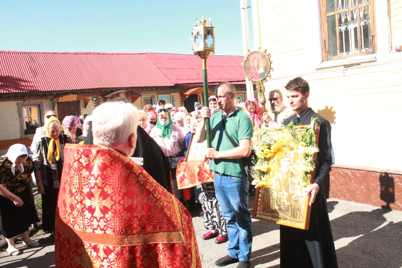 22 мая — празднование в память перенесения мощей святителя Николая из Мир Ликийских в город Бари