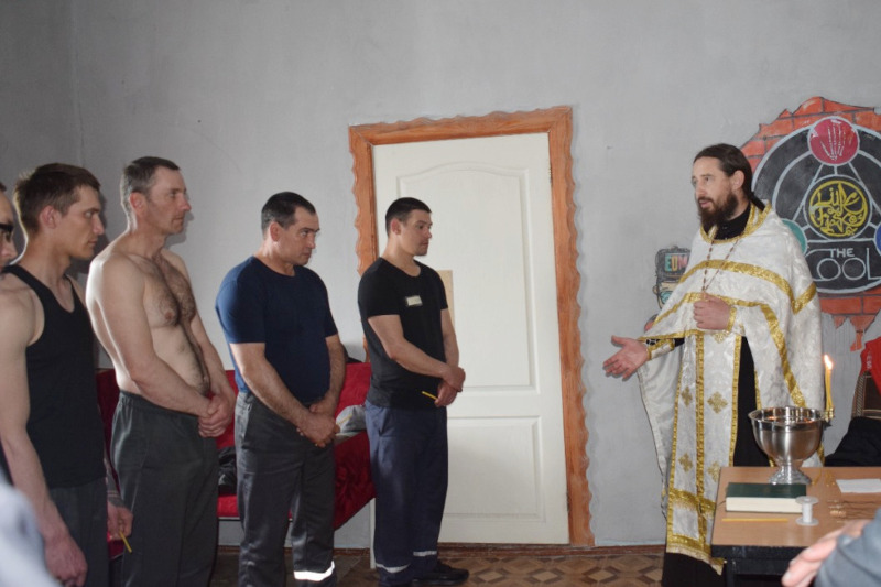 Клирик епархии совершил «Таинство Крещения» в мужской колонии