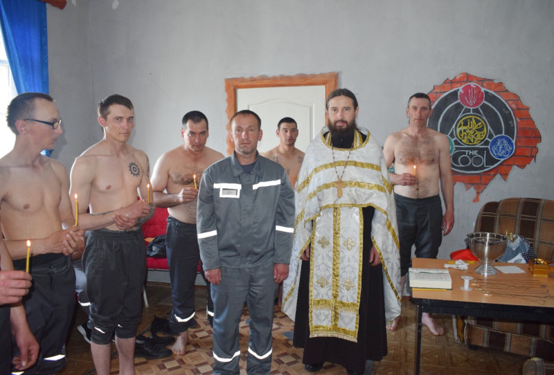 Клирик епархии совершил «Таинство Крещения» в мужской колонии