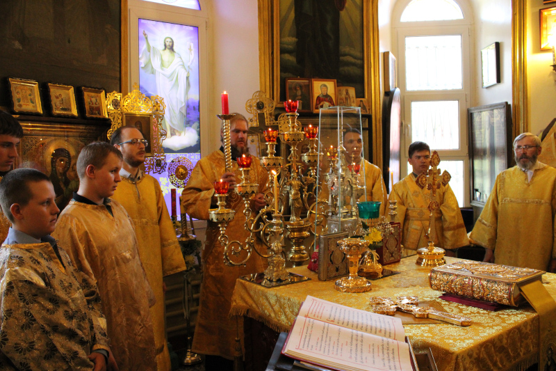 Вечернее богослужение в день Престольного праздника храма Всех Святых Петропавловска 