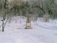 Покаянный крест на территории бывшего кладбища за храмом