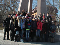 Отрядное фото у памятника жертвам ядерных испытаний