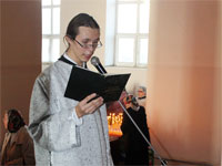 Пономарь читает молитвы