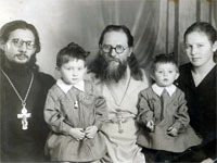 Кондратюк И.О с сыном Николаем, его женой Ниной и внучками Ирой (старшая) и Аней