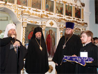 Митрополит Александр вручает орден протоиерею Виктору Михейкину